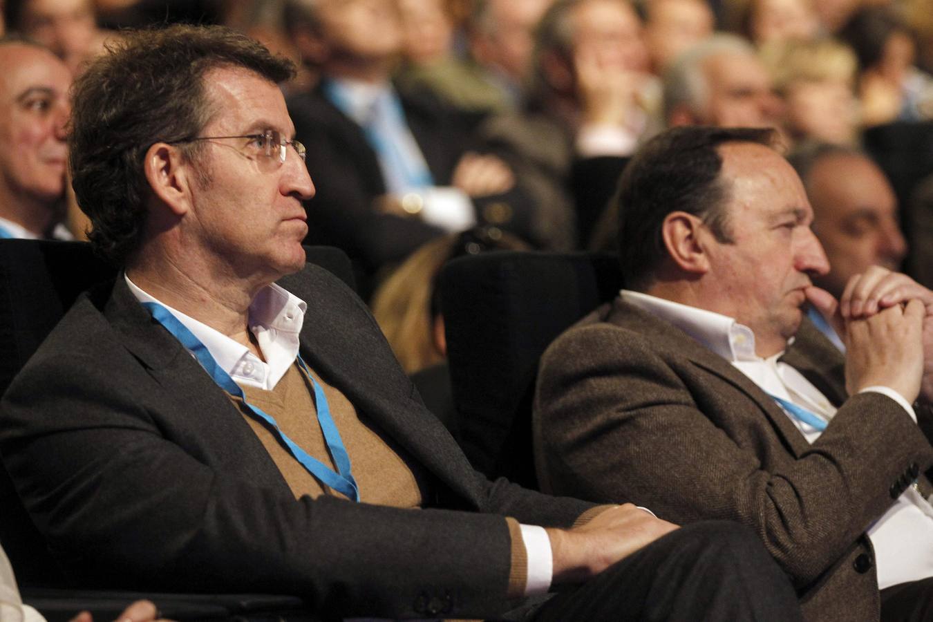 El presidente de Galicia, Alberto Núñez Feijóo (i), durante la inauguración de la convención nacional del Partido Popular.