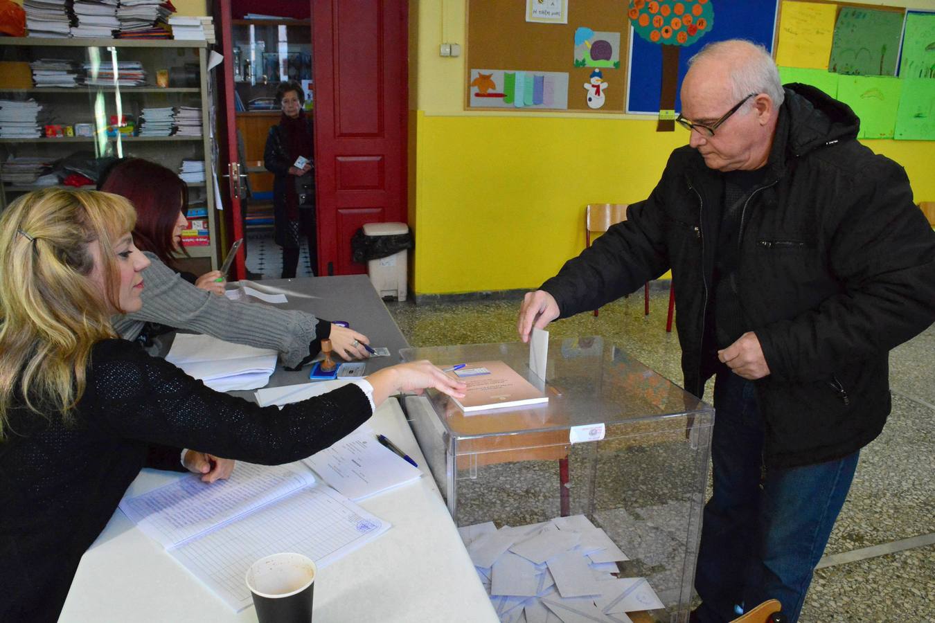 Un hombre deposita su voto en la ciudad de Nayplio.