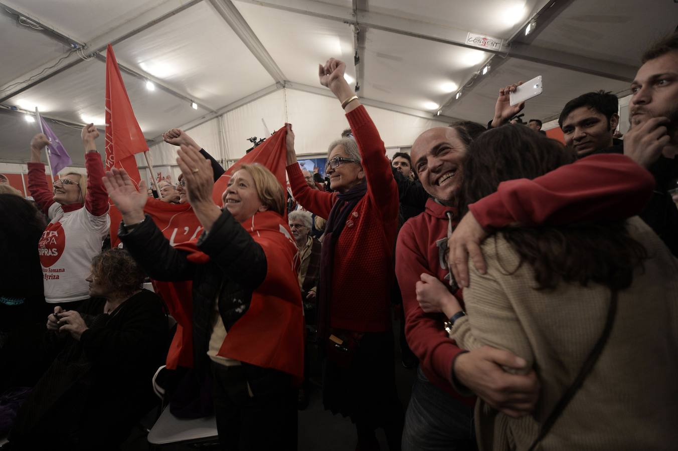 Momentos de júbilo entre los seguidores de Syriza al conocer los primeros resultados.