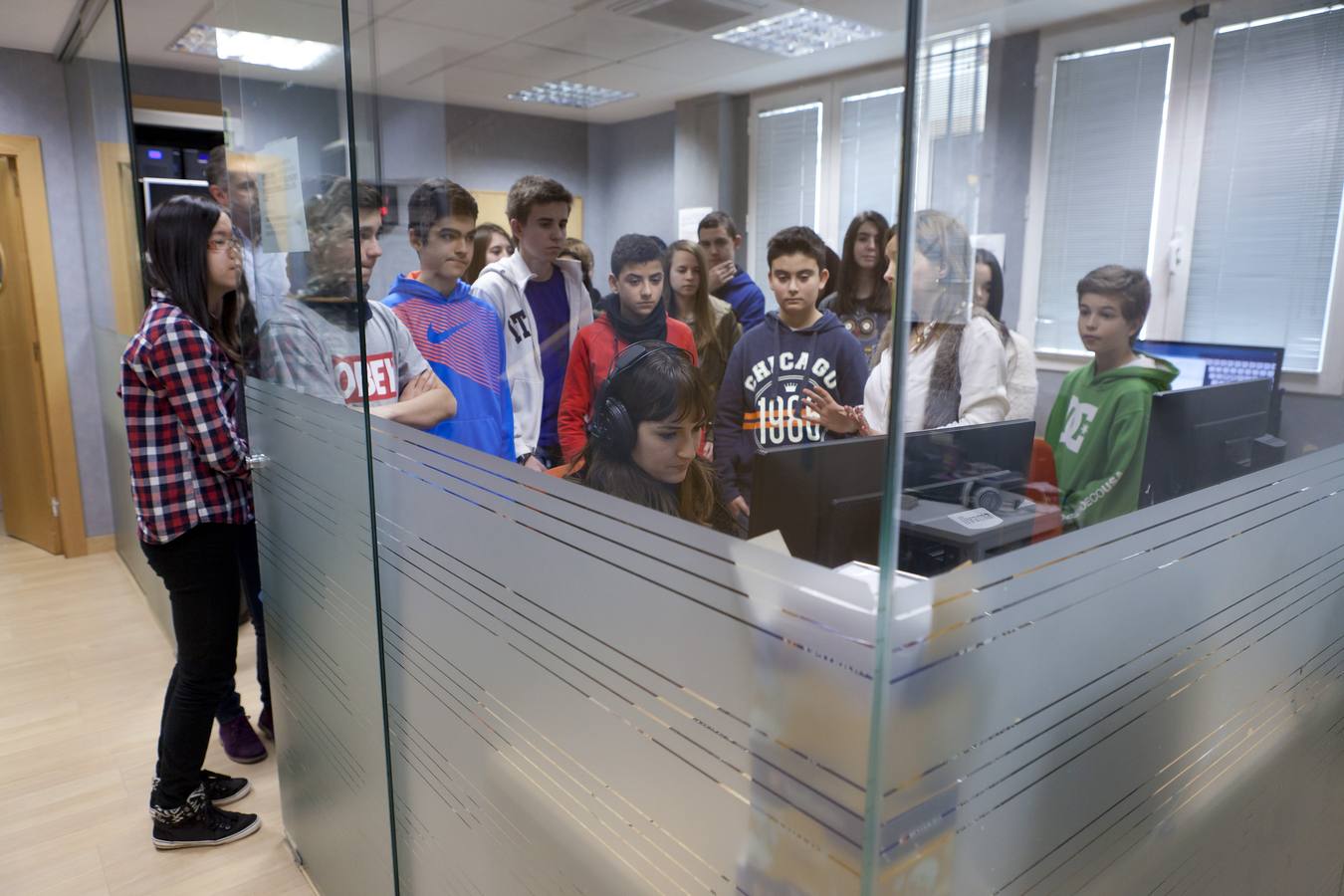 Alumnos de 3º A de la ESO del Colegio Los Boscos visitan la multimedia de Diario LA Rioja