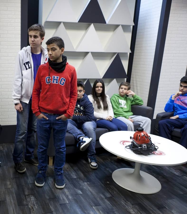 Alumnos de 3º A de la ESO del Colegio Los Boscos visitan la multimedia de Diario LA Rioja