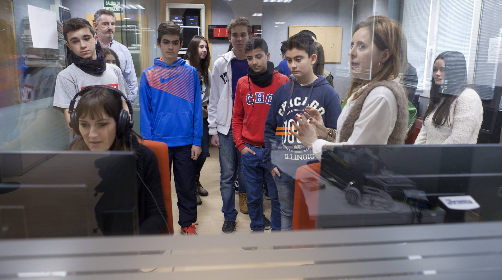 Alumnos de 3º A de la ESO del Colegio Los Boscos visitan la multimedia de Diario LA Rioja