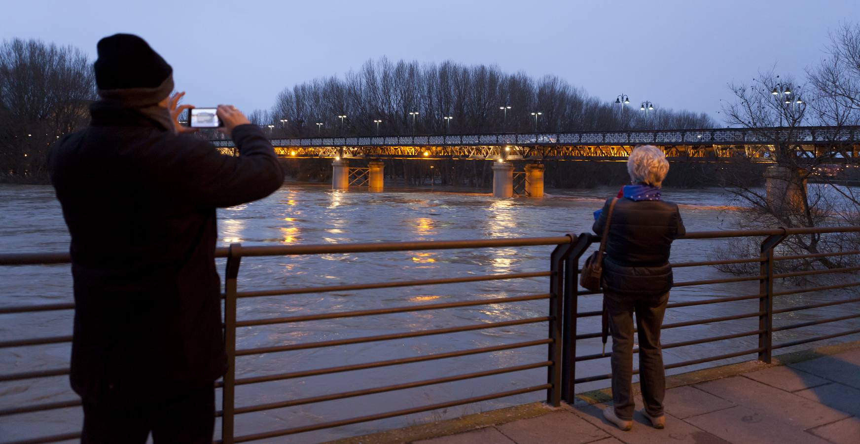 Cae la noche, sube el Ebro