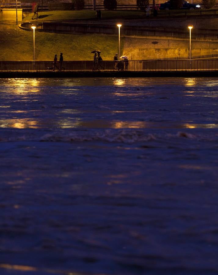 Cae la noche, sube el Ebro