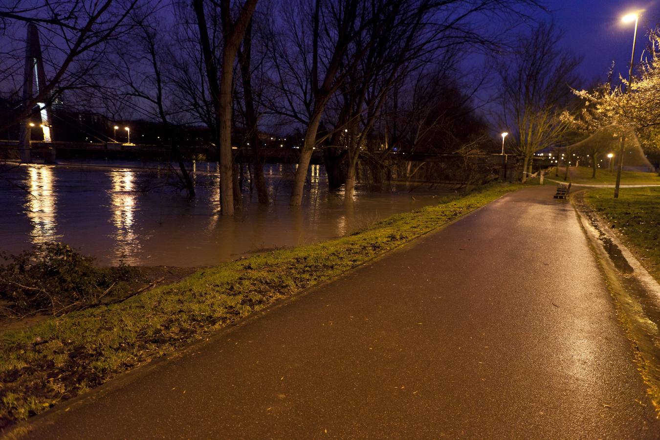 Cae la noche, sube el Ebro