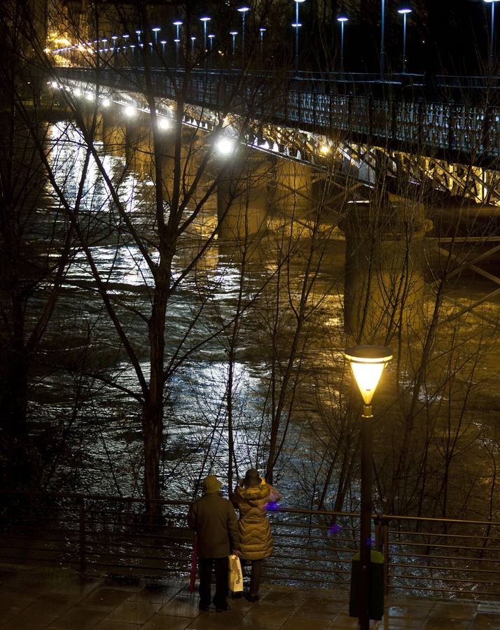 Cae la noche, sube el Ebro