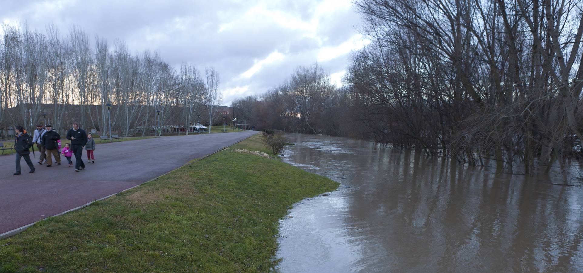 Cae la noche, sube el Ebro