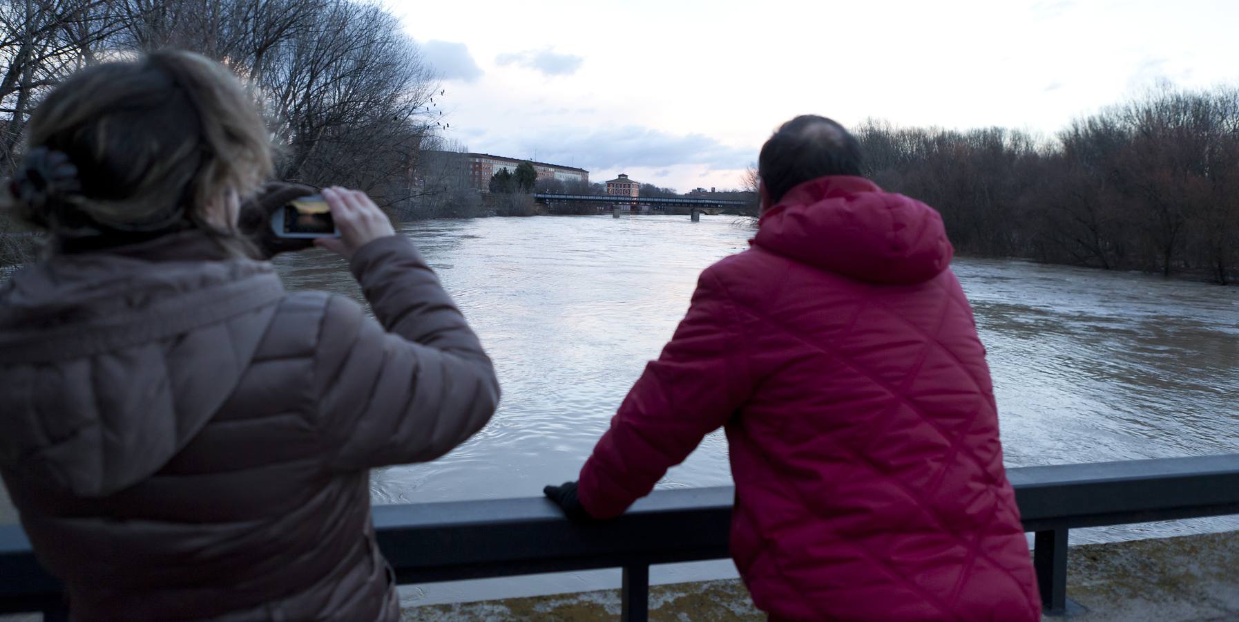 Cae la noche, sube el Ebro