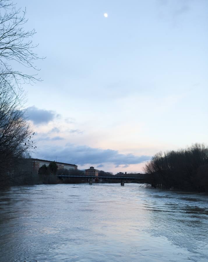 Cae la noche, sube el Ebro