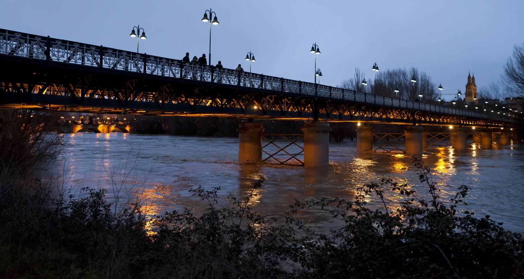 Cae la noche, sube el Ebro