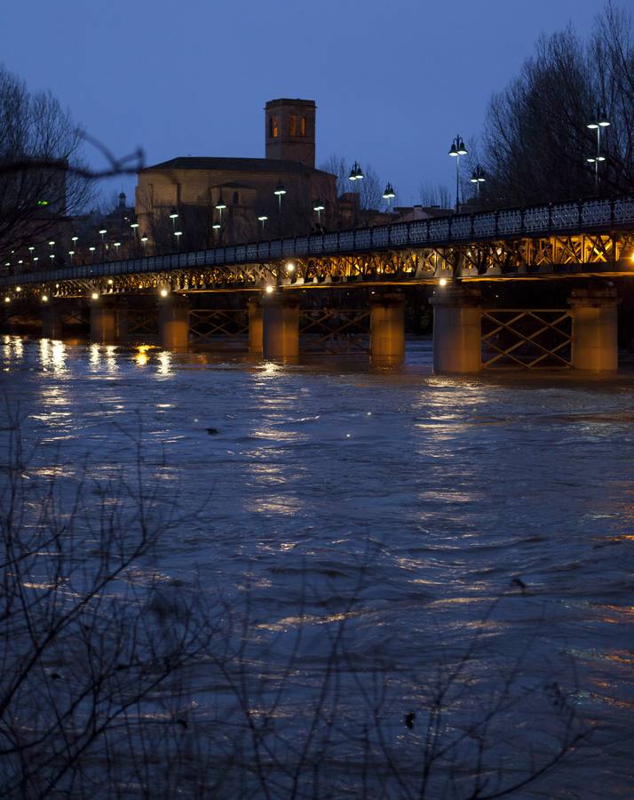 Cae la noche, sube el Ebro