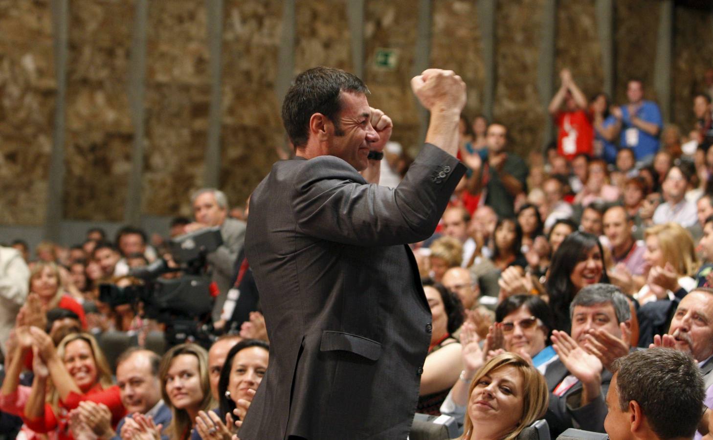 Tomás Gómez es aplaudido por el pleno del PSOE tras un discurso.