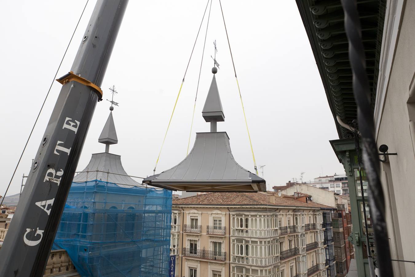 El palacio recupera sus chapiteles (II)