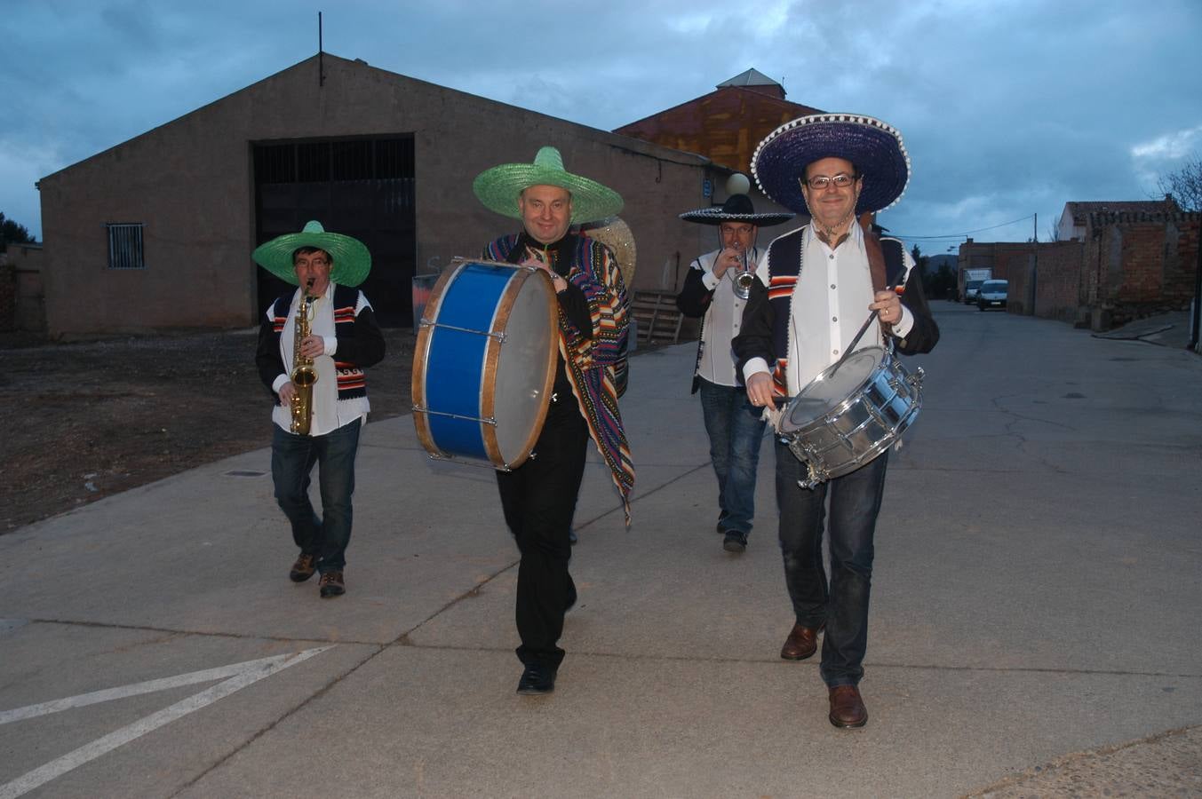 Niños y mayores disfrutan del carnaval en Valverde