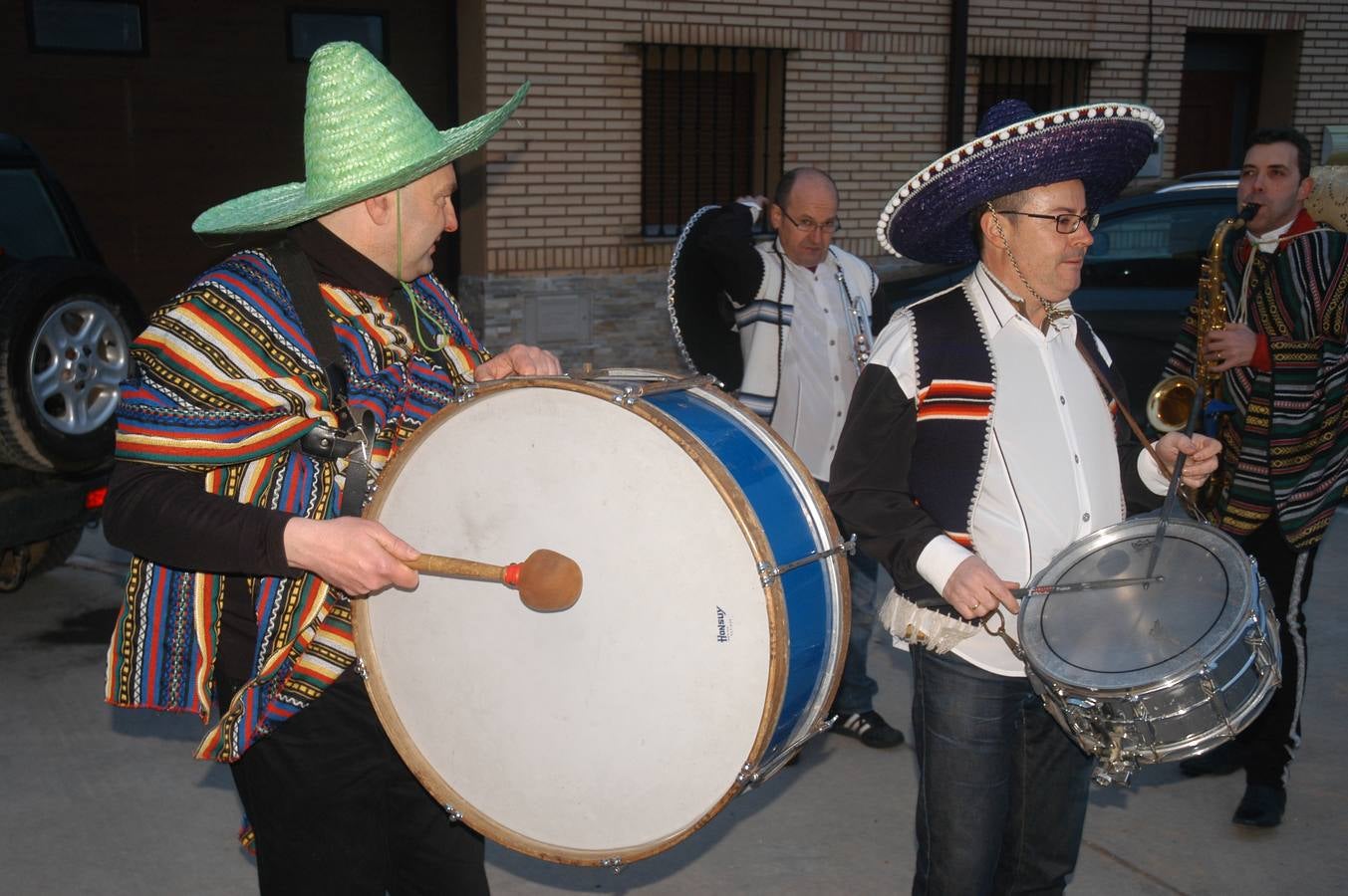 Niños y mayores disfrutan del carnaval en Valverde