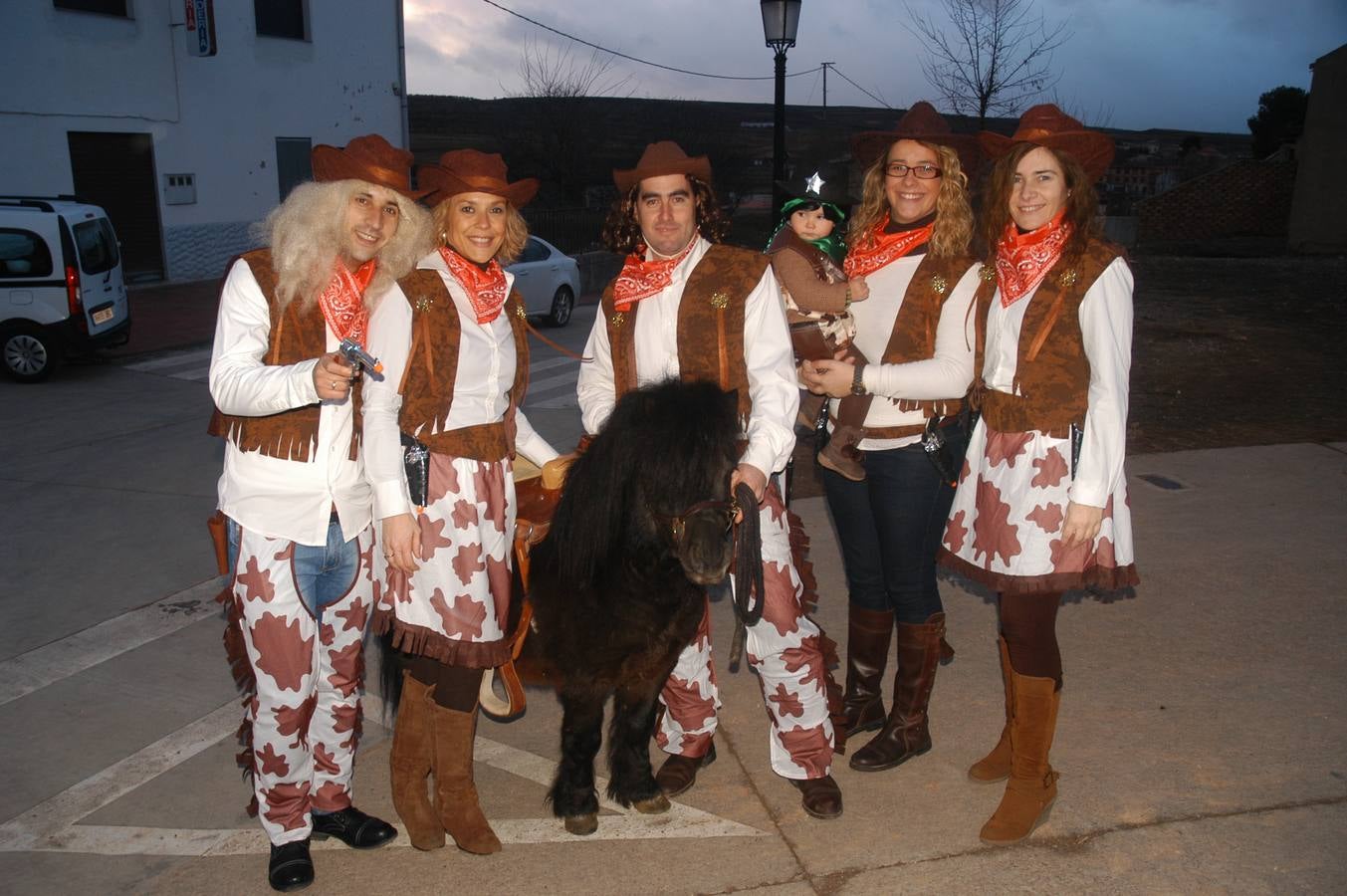 Niños y mayores disfrutan del carnaval en Valverde