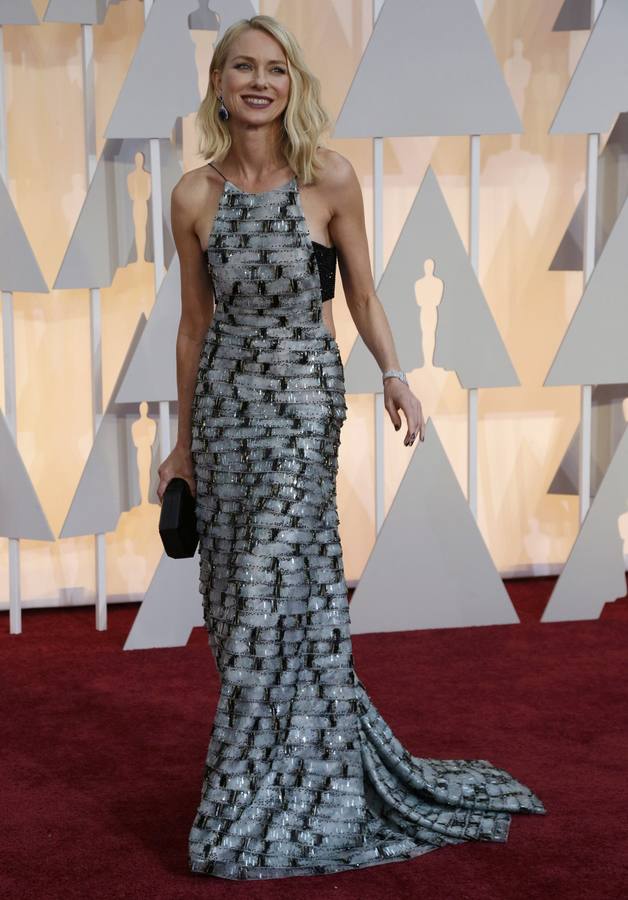 La actriz Naomi Watts, una de las intérpretes de 'Birdman', posa a su llegada al Dolby Theatre de Los Ángeles.