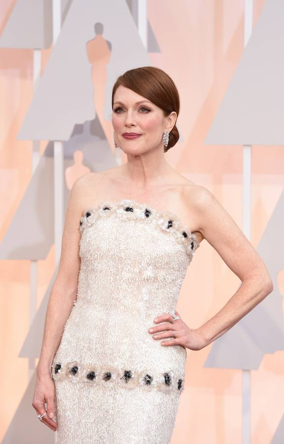 Julianne Moore, candidata a mejor actriz por su papel en 'Siempre Alice', posa a su llegada al Dolby Theatre de Los Ángeles.