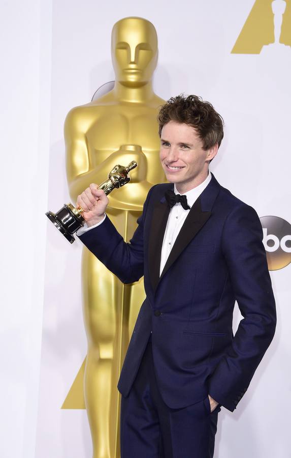 Eddie Redmayne posa con su Oscar al mejor actor por 'La teoría del todo'.