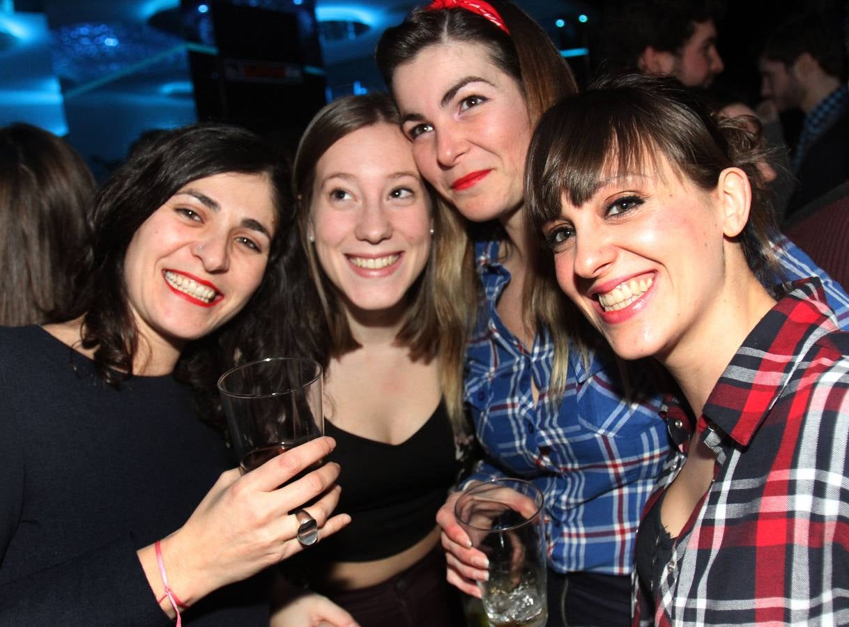 Supersubmarina hace gozar en la sala Sum