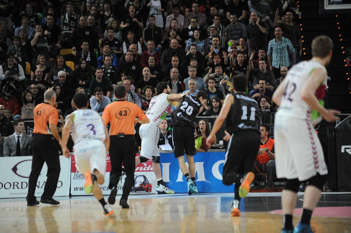 Increíble tangana en el Bilbao basket-Laboral Kutxa