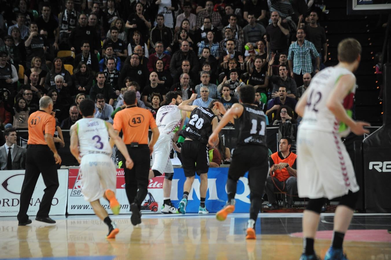 Increíble tangana en el Bilbao basket-Laboral Kutxa