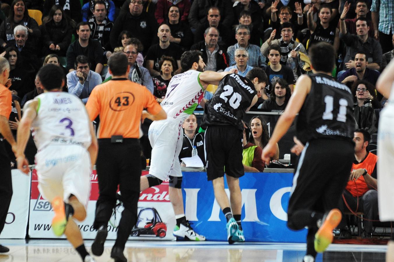 Increíble tangana en el Bilbao basket-Laboral Kutxa