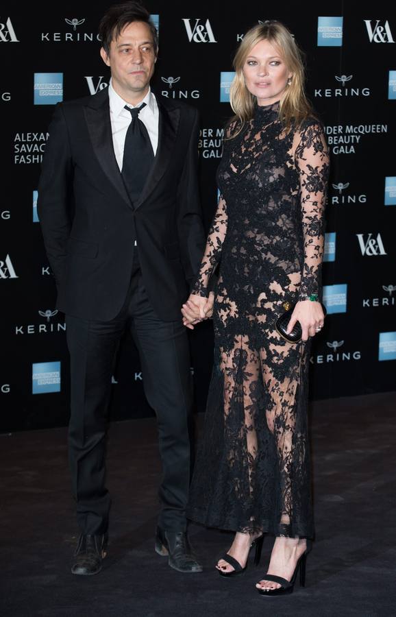 La modelo británica Kate Moss (d) y su esposo, Jamie Hince.