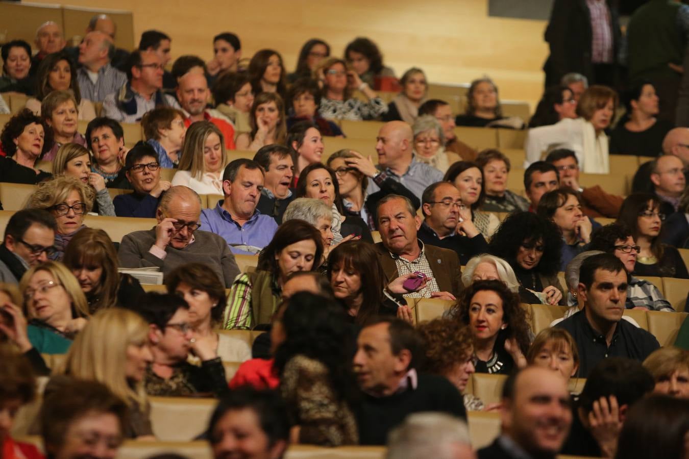 Raphael arranca los aplausos del numeroso público en su concierto en Riojaforum