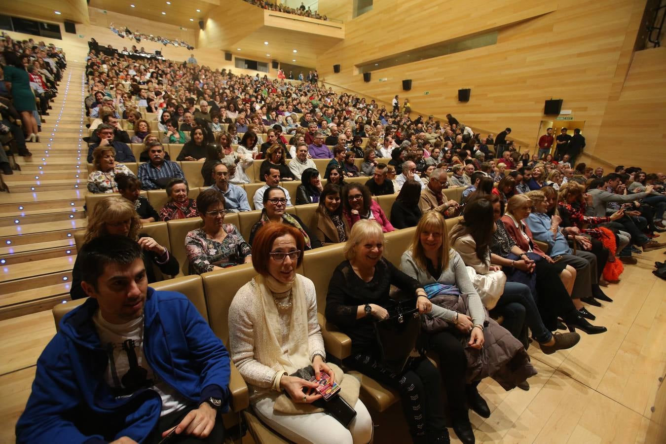 Raphael arranca los aplausos del numeroso público en su concierto en Riojaforum