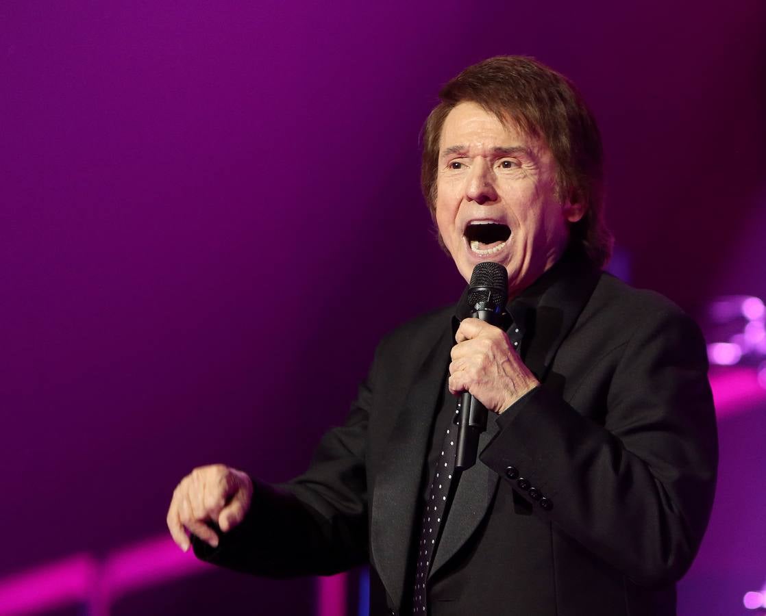 Raphael arranca los aplausos del numeroso público en su concierto en Riojaforum
