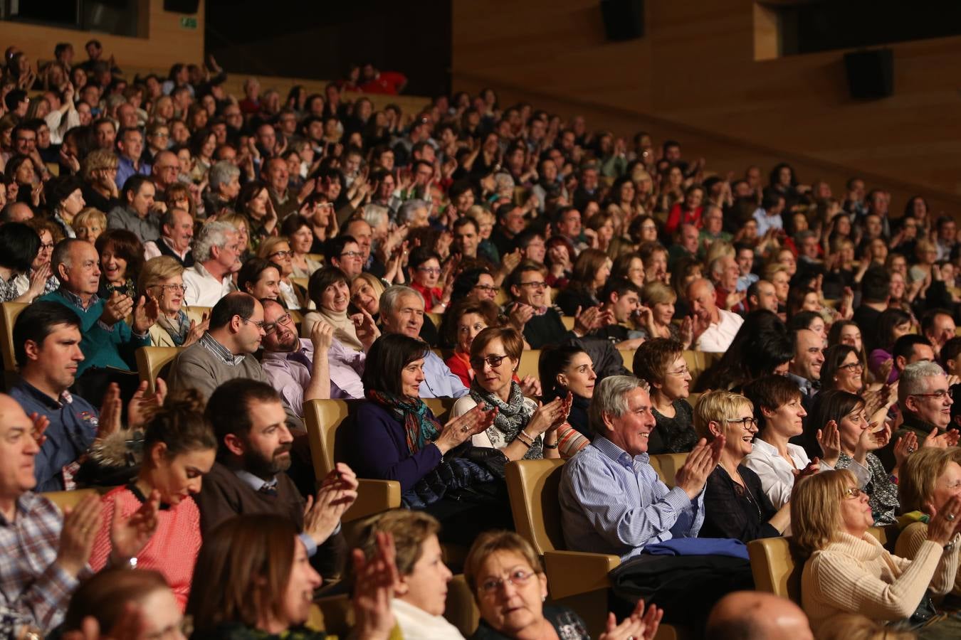 Raphael arranca los aplausos del numeroso público en su concierto en Riojaforum