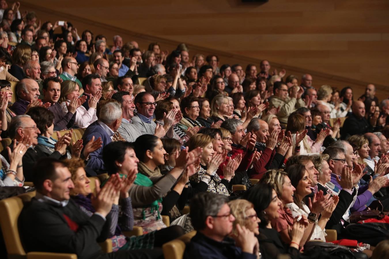Raphael arranca los aplausos del numeroso público en su concierto en Riojaforum