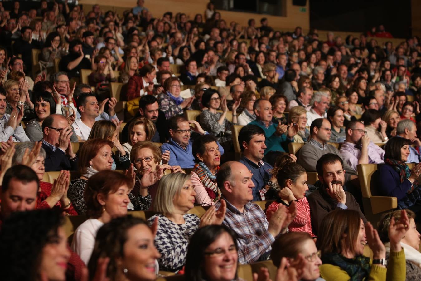 Raphael arranca los aplausos del numeroso público en su concierto en Riojaforum