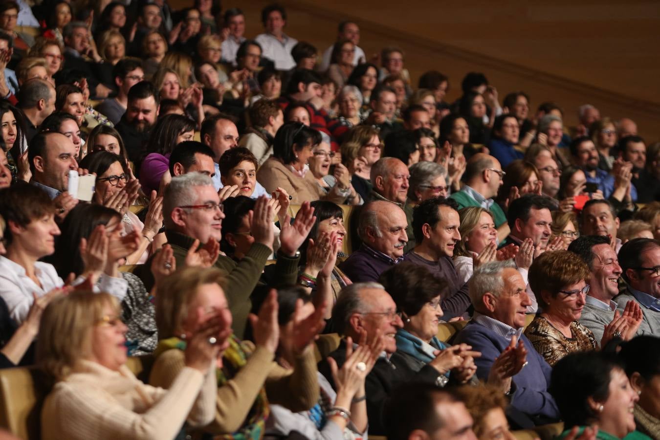 Raphael arranca los aplausos del numeroso público en su concierto en Riojaforum