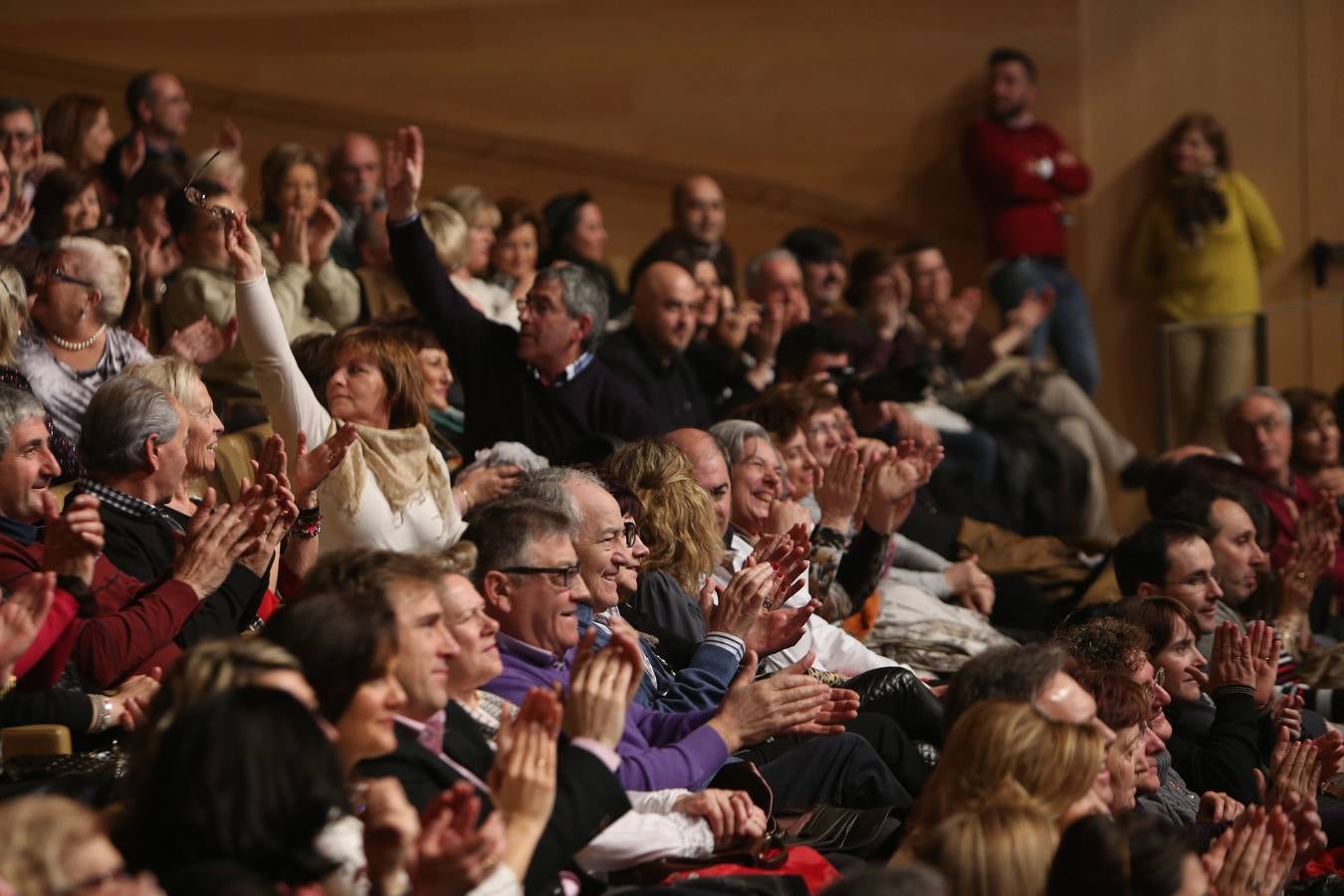 Raphael arranca los aplausos del numeroso público en su concierto en Riojaforum