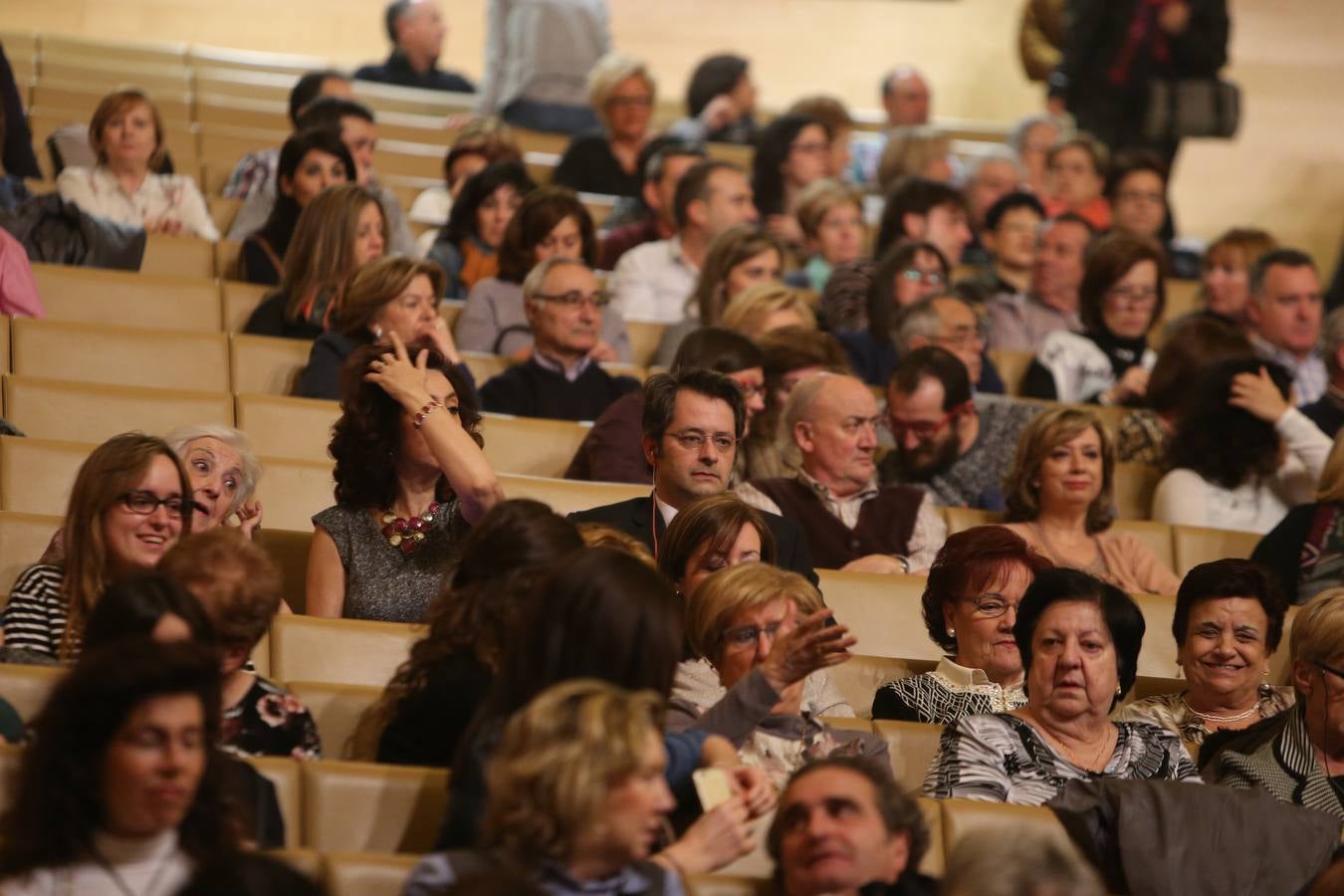 Raphael arranca los aplausos del numeroso público en su concierto en Riojaforum