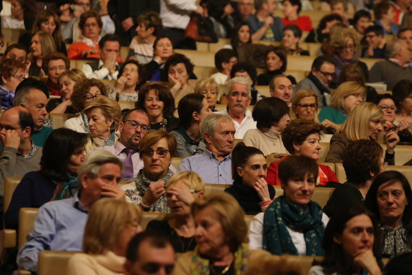 Raphael arranca los aplausos del numeroso público en su concierto en Riojaforum