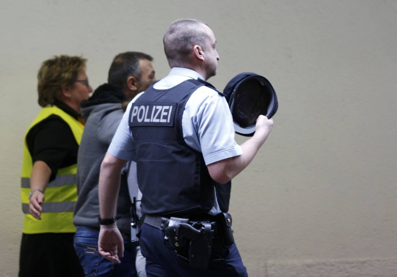 Familiares de los pasajeros del avión siniestrado llegan al aeropuerto de El Prat tras conocer lo ocurrido.