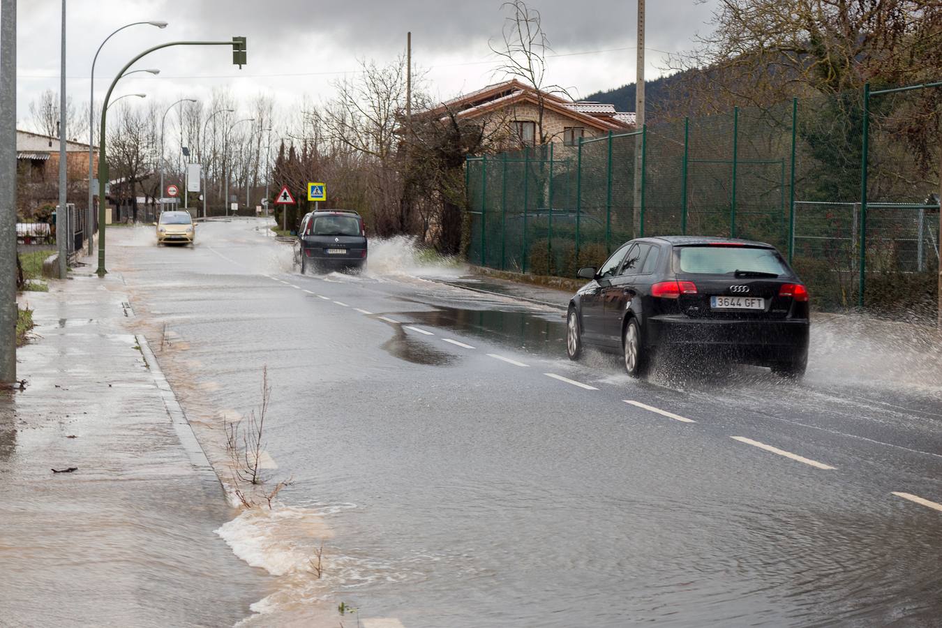 El Oja anega fincas y carreteras en Ojacastro y Santo Domingo
