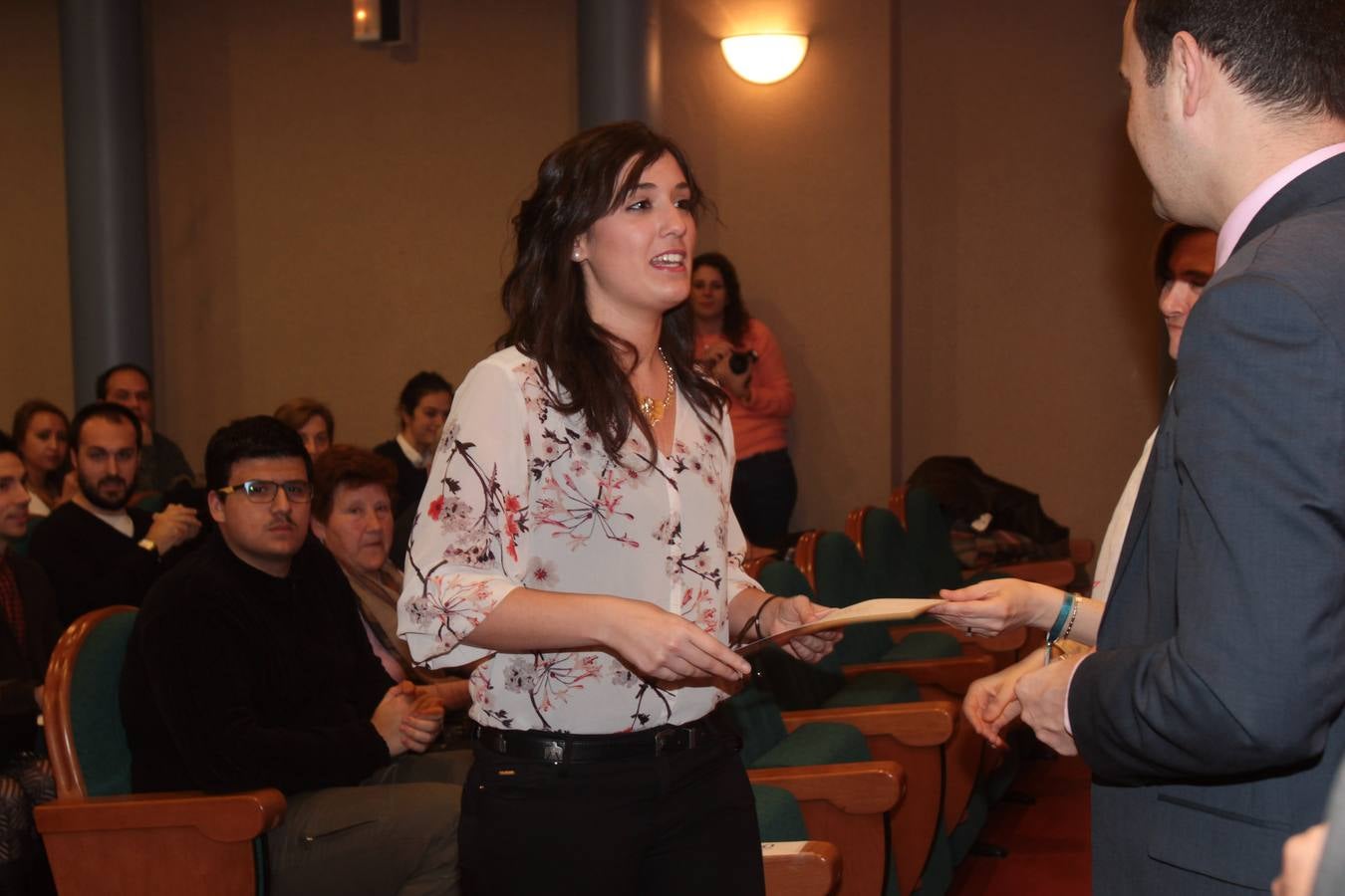 Entrega de diplomas e insignias a los titulados 2013/2014 de de la UNED