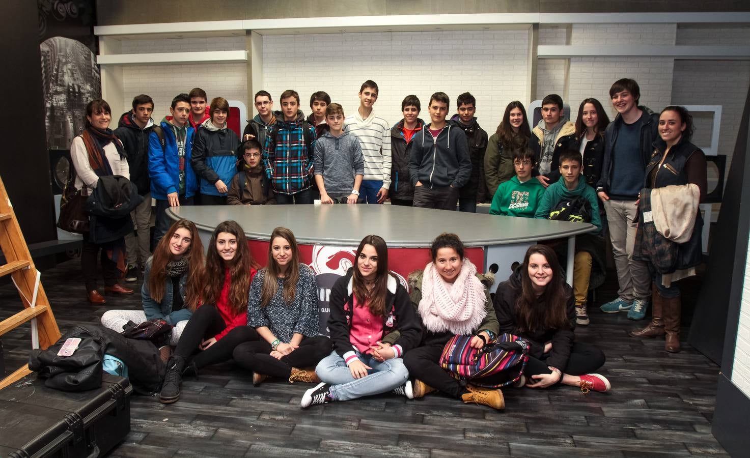 Alumnos de 3º A de la ESO del colegio Marianistas visitan la multimedia de Diario LA RIOJA