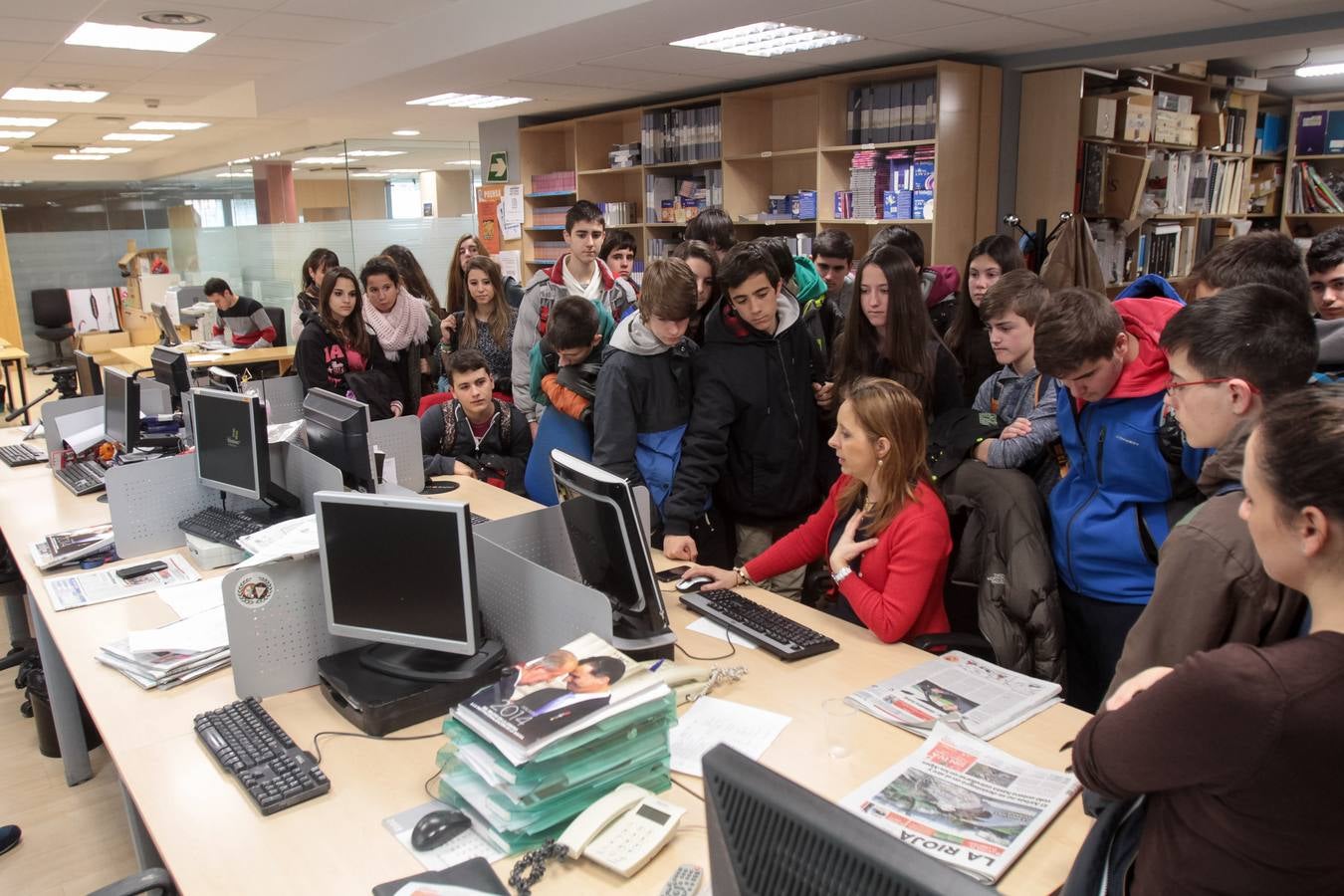 Alumnos de 3º A de la ESO del colegio Marianistas visitan la multimedia de Diario LA RIOJA