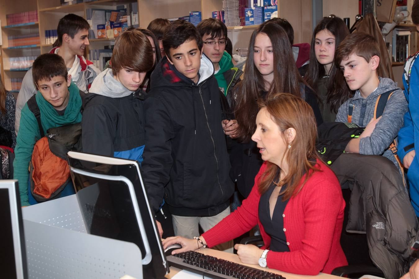 Alumnos de 3º A de la ESO del colegio Marianistas visitan la multimedia de Diario LA RIOJA