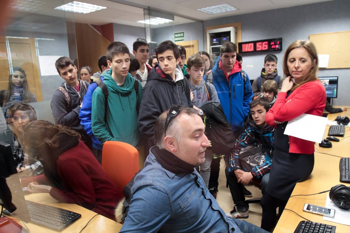 Alumnos de 3º A de la ESO del colegio Marianistas visitan la multimedia de Diario LA RIOJA