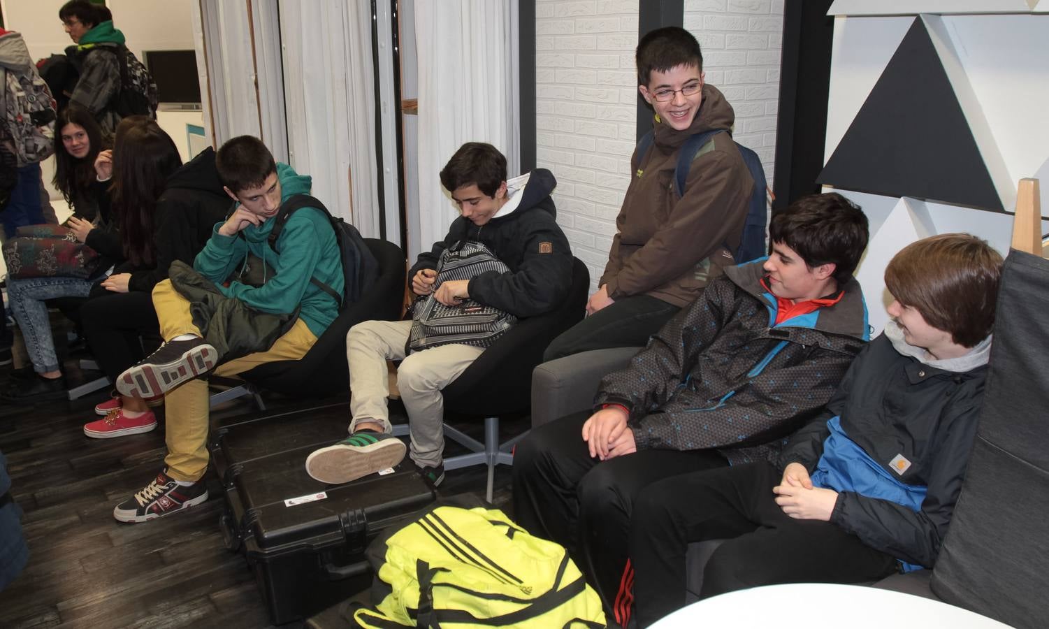 Alumnos de 3º A de la ESO del colegio Marianistas visitan la multimedia de Diario LA RIOJA