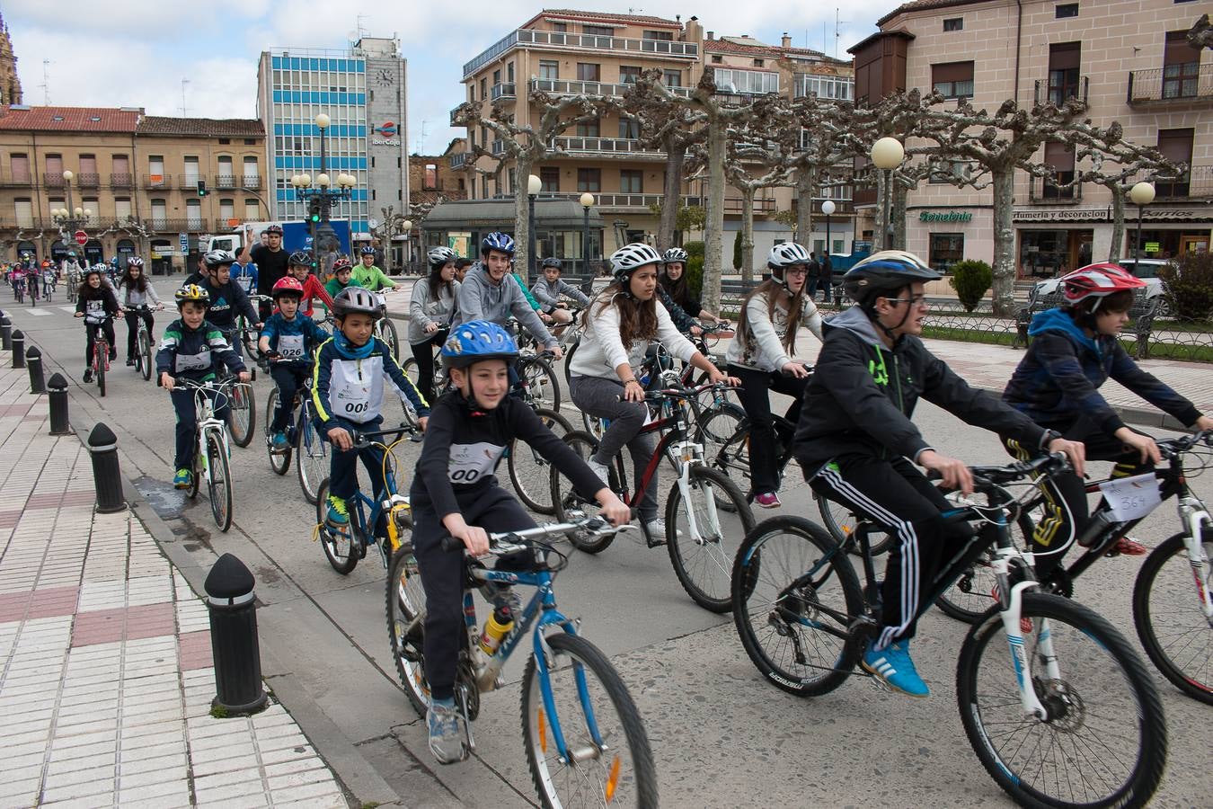 II Marcha Ciclista Solidaria, en favor de la Asociación Española contra el Cáncer en Santo Domingo de La Calzada