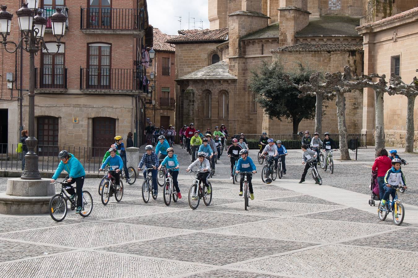 II Marcha Ciclista Solidaria, en favor de la Asociación Española contra el Cáncer en Santo Domingo de La Calzada