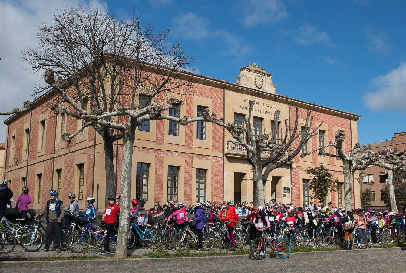 II Marcha Ciclista Solidaria, en favor de la Asociación Española contra el Cáncer en Santo Domingo de La Calzada