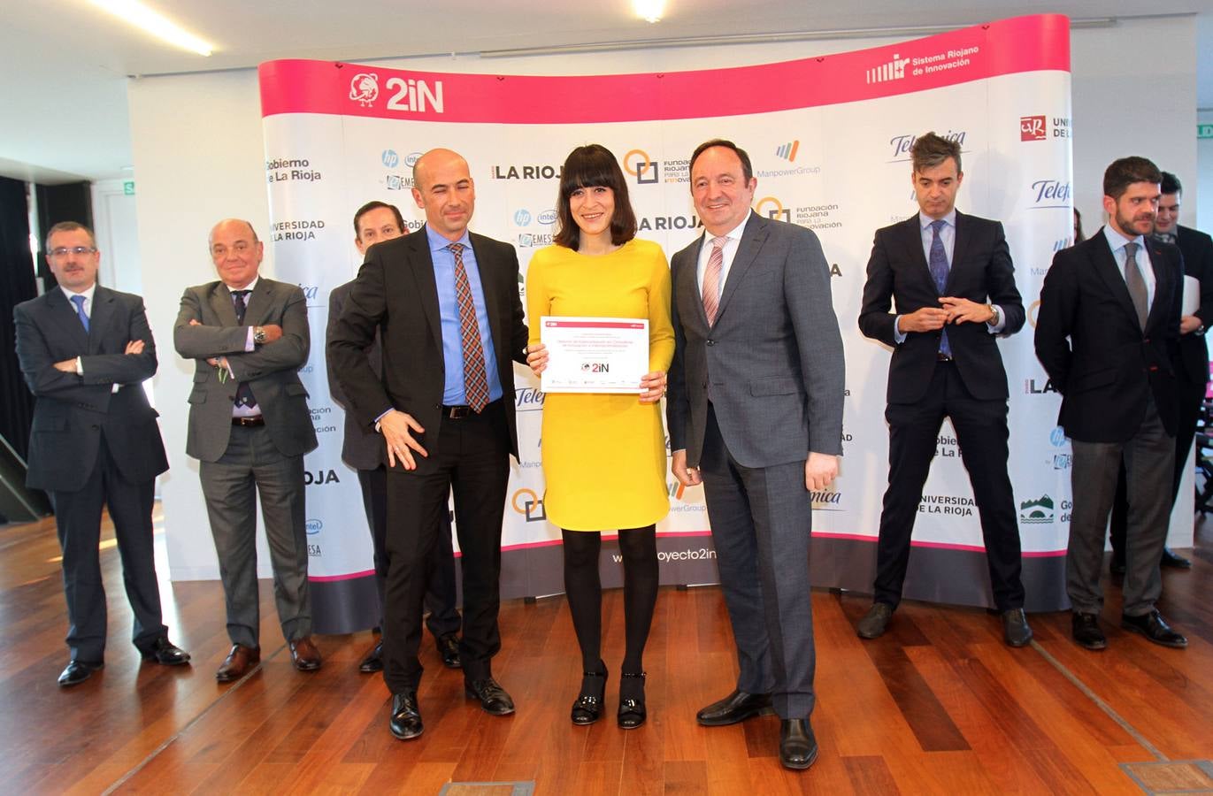 Entrega de los diplomas a los participantes del Proyecto 2IN